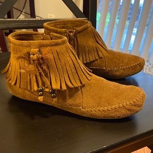 Womens Minnetonka Fringed Beaded Booties Size 9